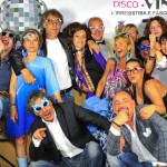 Gruppo di discolovers che si fanno una foto davanti al pannello per lo shooting dell'evento