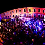 Panoramica evento al Museo del Tessuto, immagine di una pista con persone che ballano