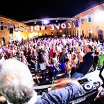 Dj e pista con persone che ballano al Museo del Tessuto, grande euforia