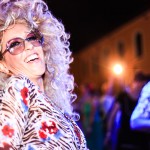 donna bionda e ricciola vestita anni 70 che si diverte