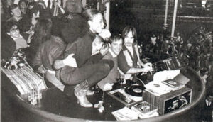 I sacerdoti delle discoteche: i DJs