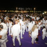 Persone vestite di bianco che ballano sul pontile di Marina di Pietrasanta durante l'evento I Love Disco