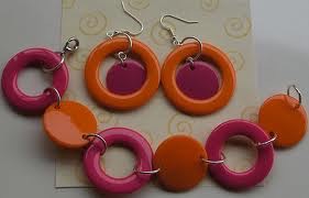 Bigiotteria 70s: fiori, geometrie e colori