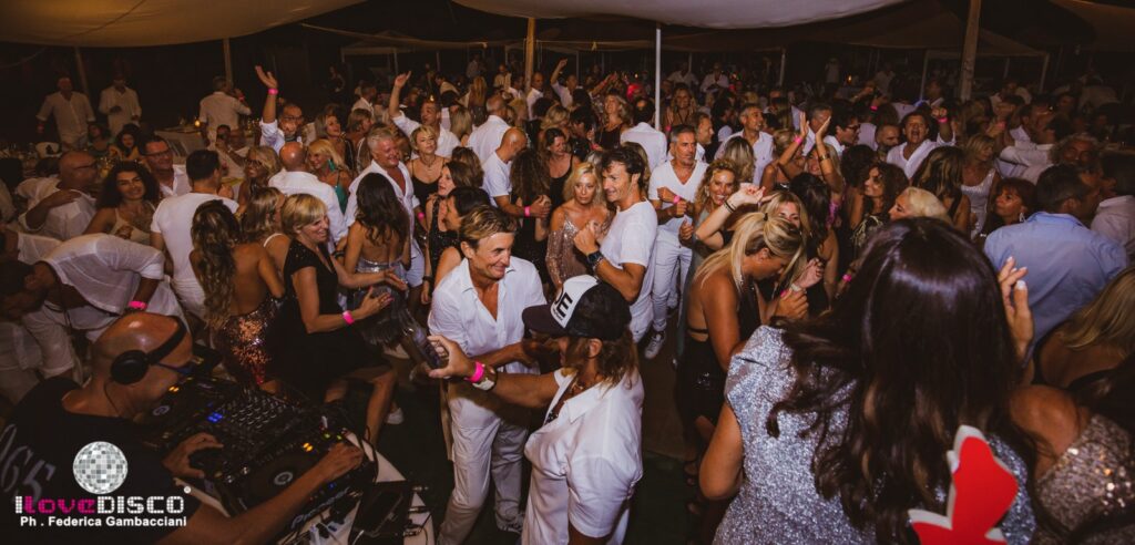 I Love Disco al Seven Apples Versilia: Beach Party e tributo alla discoteca italiana