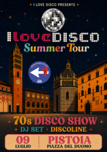 Locandina dell’evento “I Love Disco Summer Tour” ambientata in una suggestiva Piazza del Duomo di Pistoia stilizzata in chiave anni ’70. Sullo sfondo un cielo notturno blu scuro costellato di stelle colorate e una grande sfera da discoteca argentata al centro. In alto compare la scritta “I Love Disco Presents”. Al centro il logo “I Love Disco Summer Tour” con lettere effetto mosaico e colori vivaci. Sulla piazza è presente il logo della “Notte Rossa 2026” di Avis Pistoia. In basso sono evidenziate le attrazioni dell’evento: “70s Disco Show”, “DJ Set” e “Discoline”. Nella fascia finale sono riportati data e luogo: 9 luglio, Pistoia, Piazza del Duomo. L’intera grafica richiama l’estetica disco e retrò, con colori caldi, illuminazione scenografica e atmosfera festosa.